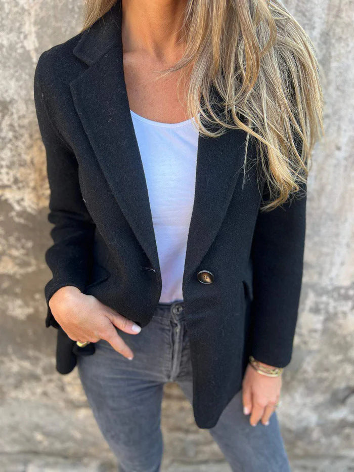 Blazer til kvinder i blødt fald med knaplukning - Sort