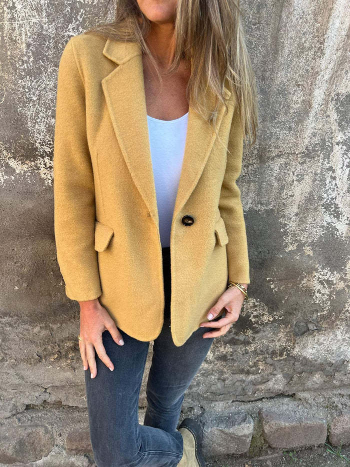 Blazer til kvinder i blødt fald med knaplukning - Gul