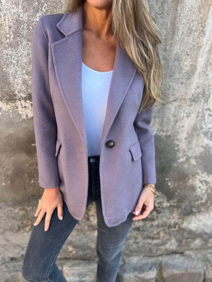 Blazer til kvinder i blødt fald med knaplukning - Lilla