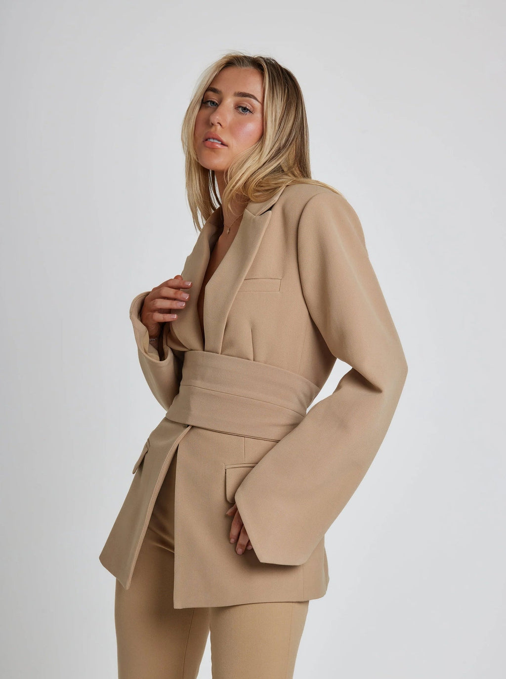 Blazer til kvinder med bredt bælte og markeret talje - Khaki
