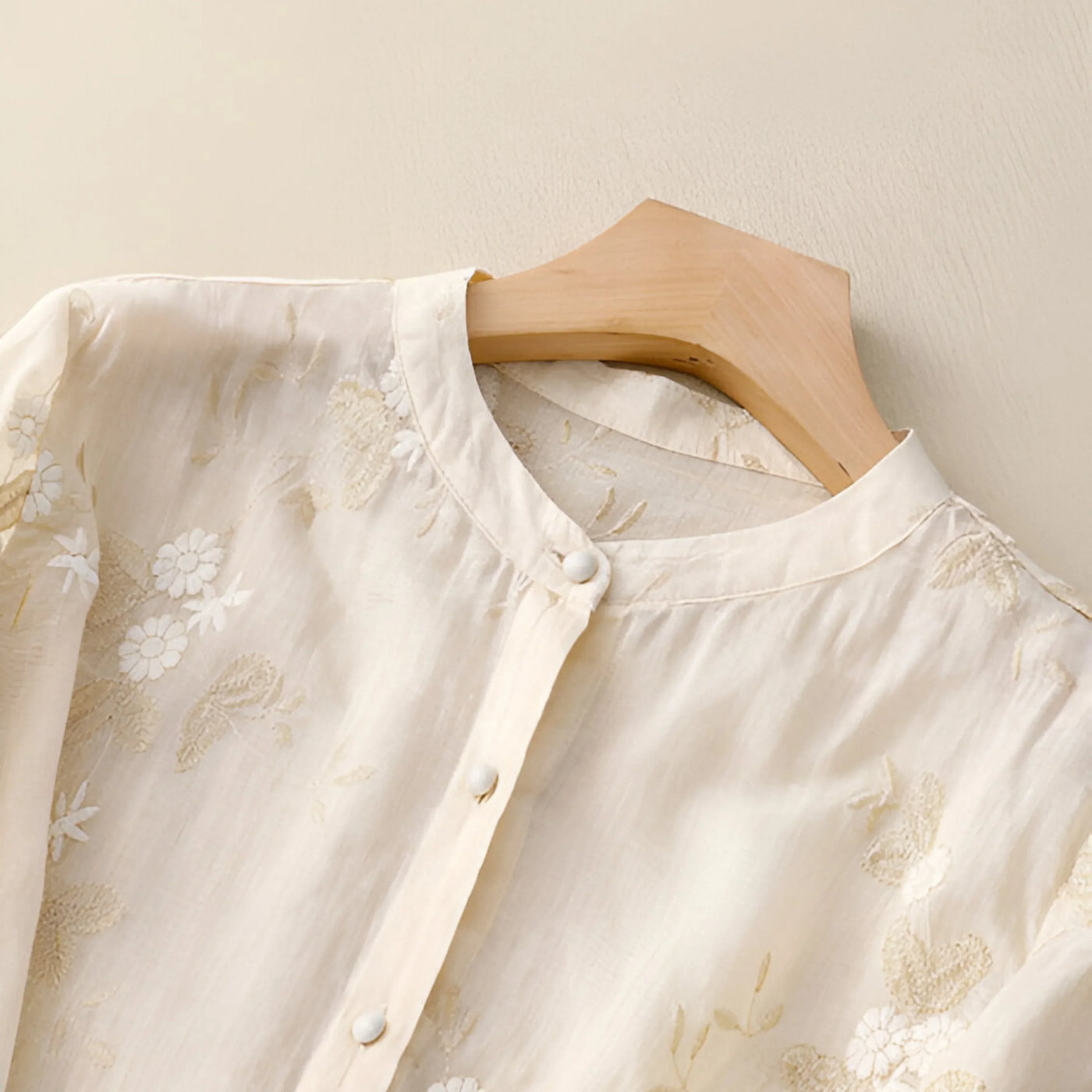 Bluse til kvinder med broderi og gennemsigtige ærmer