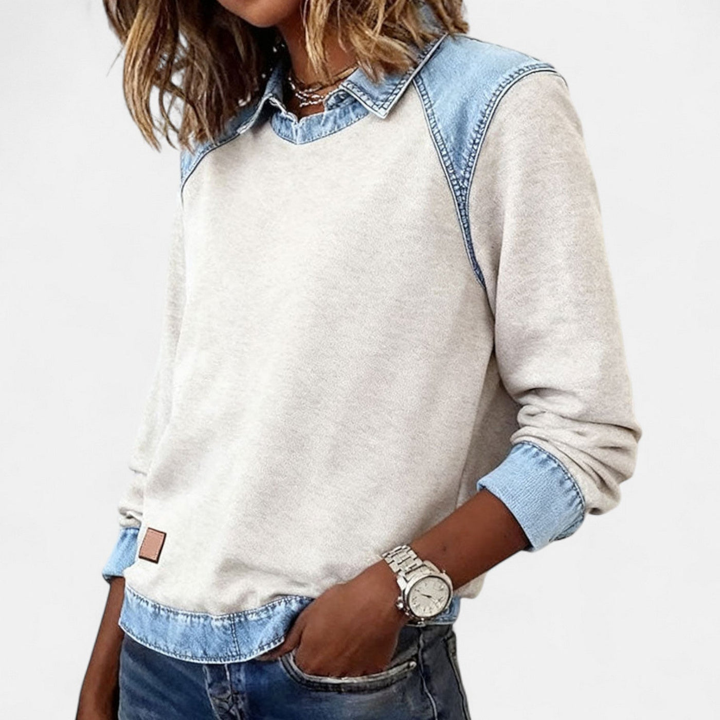 Bluse til kvinder med denimkrave og kontrastindsats