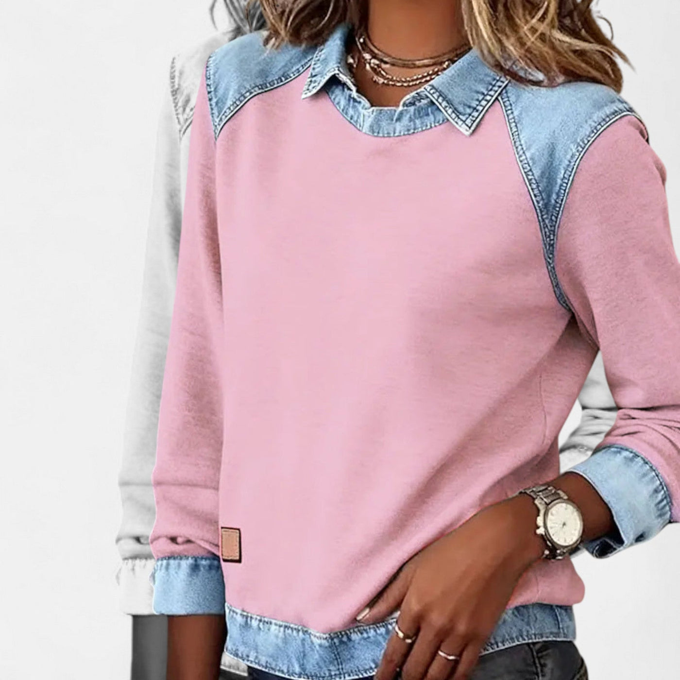 Bluse til kvinder med denimkrave og kontrastindsats