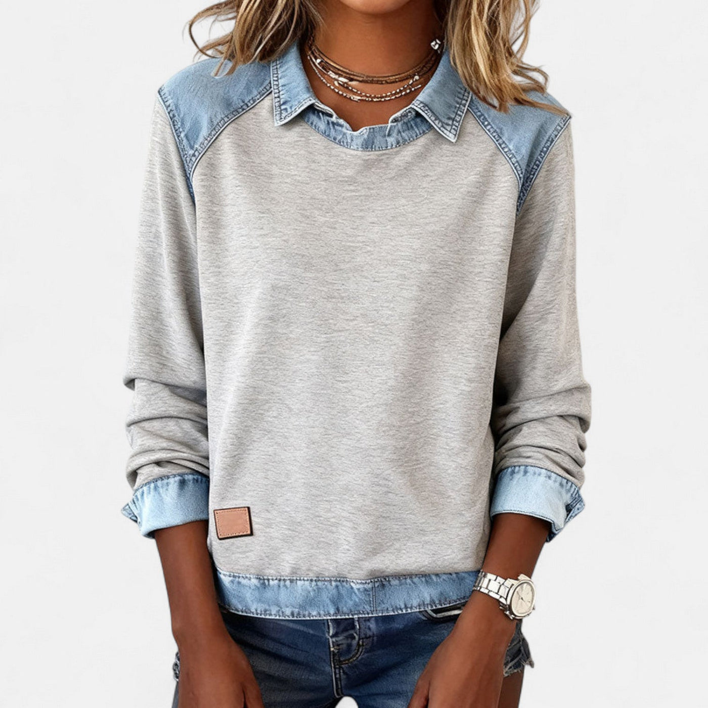 Bluse til kvinder med denimkrave og kontrastindsats