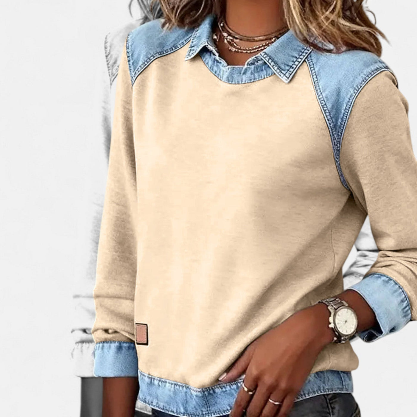 Bluse til kvinder med denimkrave og kontrastindsats