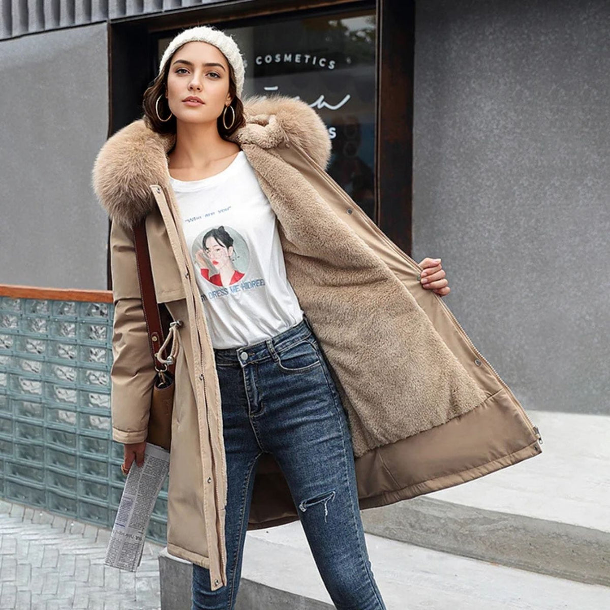 Frakke til kvinder med pelslook-kantet hætte og lange ærmer - Beige