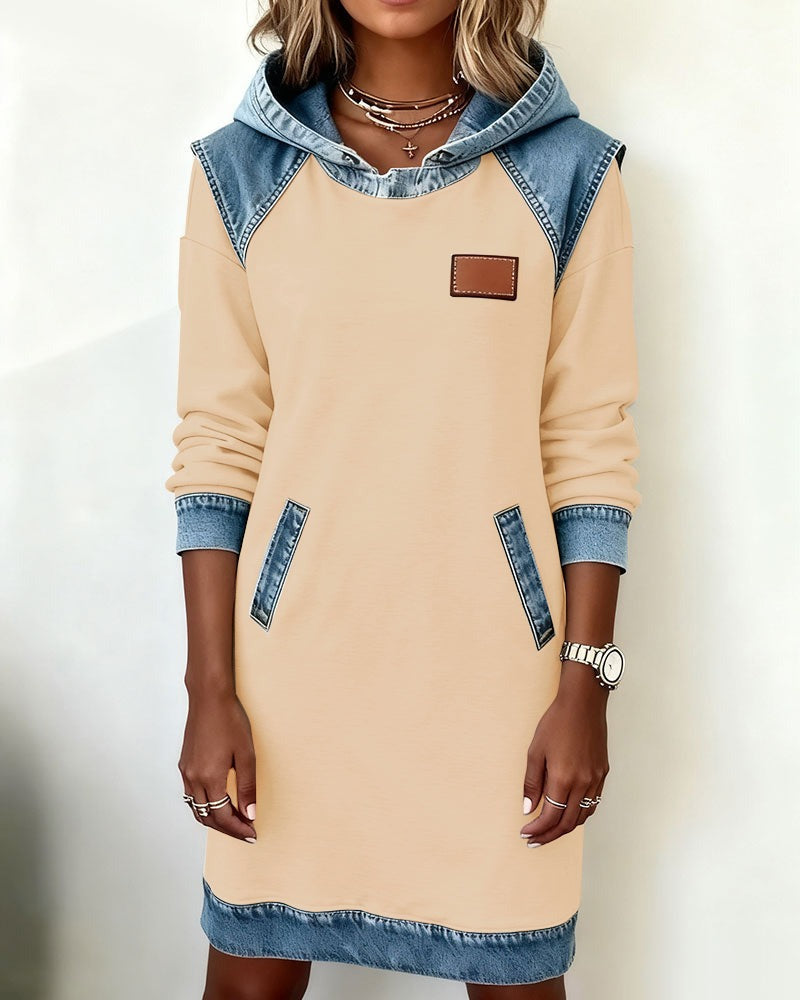 Hættekjole til kvinder med denimkanter og frontlomme - Beige