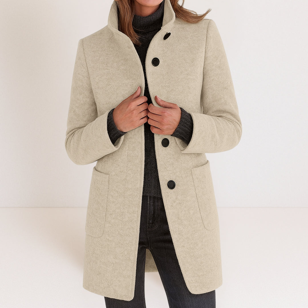 Kort frakke til kvinder med ståkrave og knapper foran - Beige