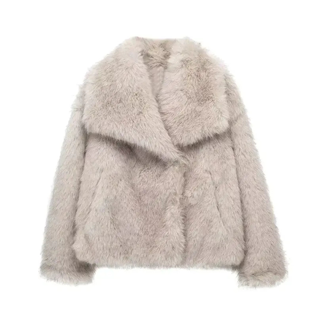 Kort jakke til kvinder i pelslook med bredt revers - Beige