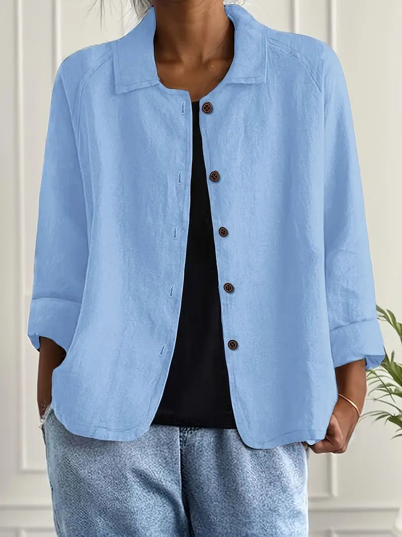 Kort overshirt til kvinder med knaplukning og krave