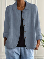 Kort overshirt til kvinder med knaplukning og krave