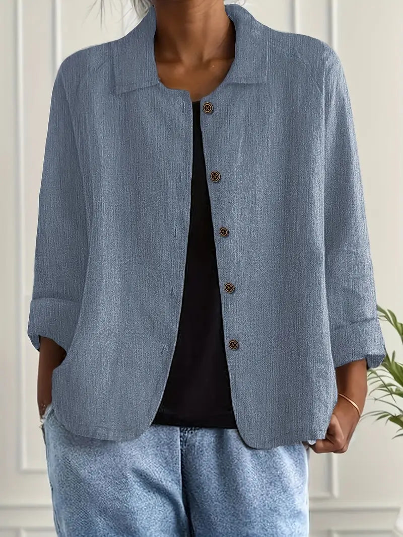 Kort overshirt til kvinder med knaplukning og krave