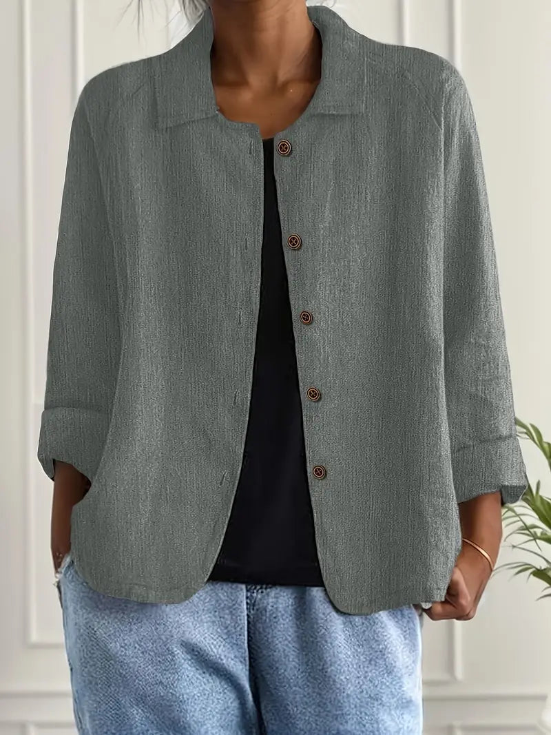 Kort overshirt til kvinder med knaplukning og krave