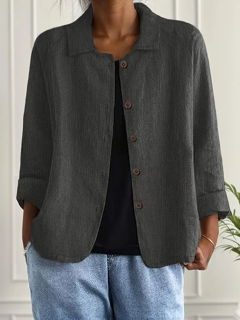 Kort overshirt til kvinder med knaplukning og krave