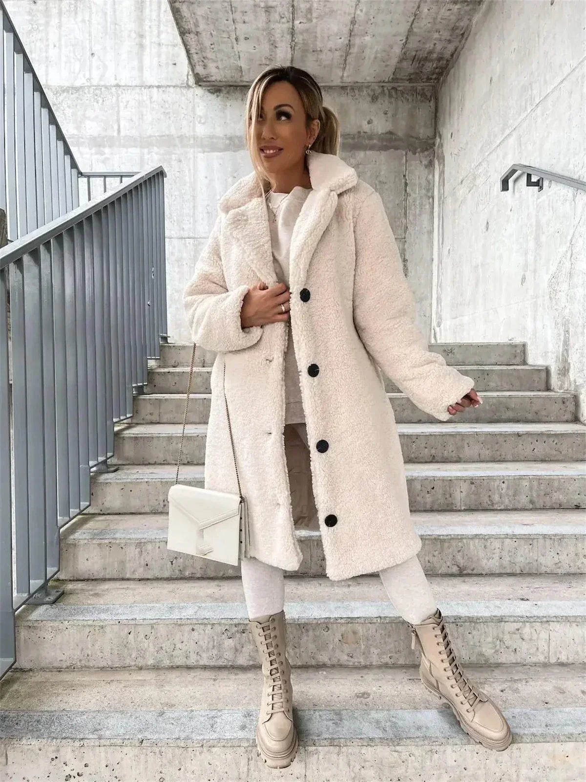 Lang teddyfrakke til kvinder med revers og knaplukning - Beige