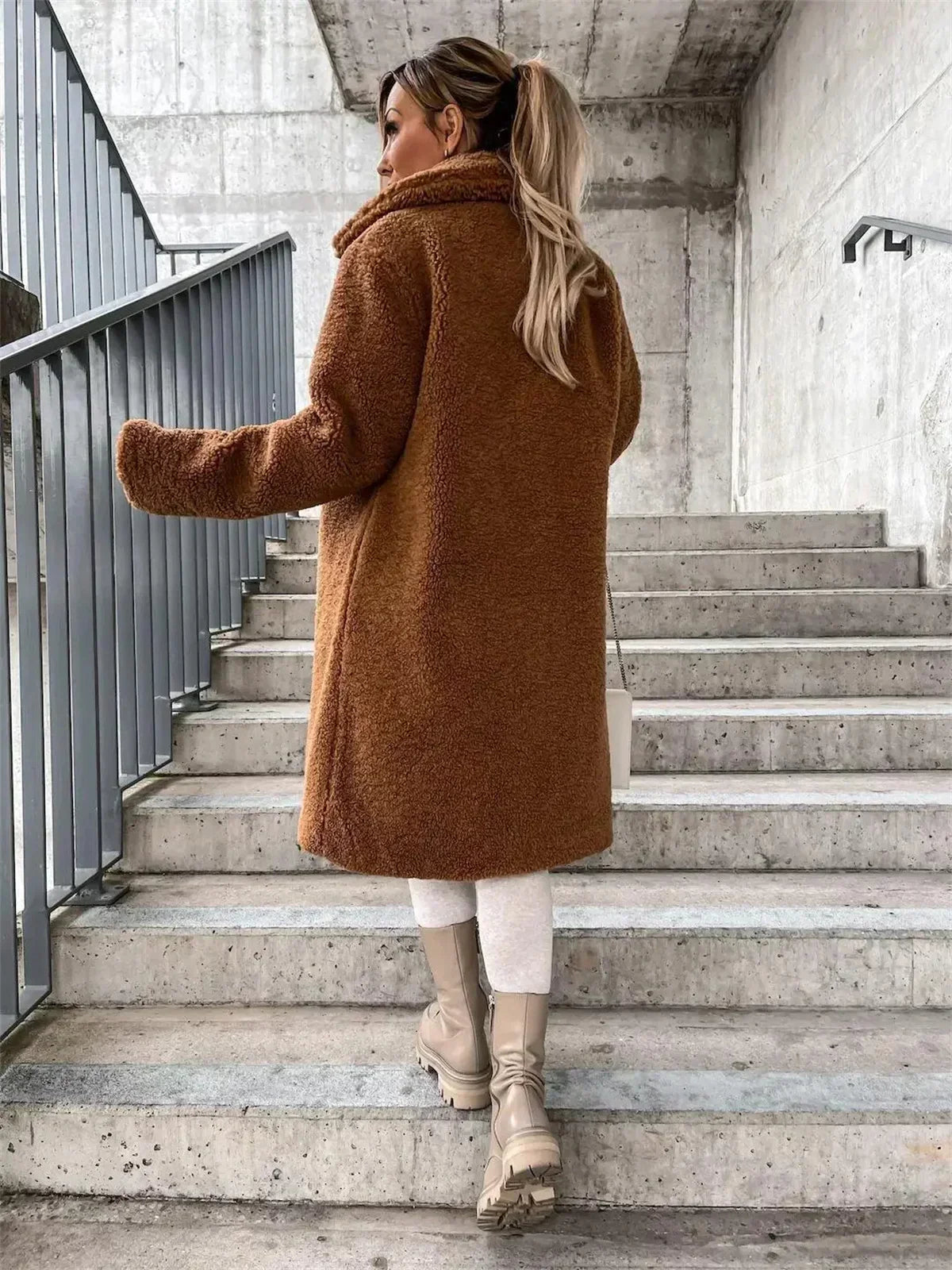 Lang teddyfrakke til kvinder med revers og knaplukning