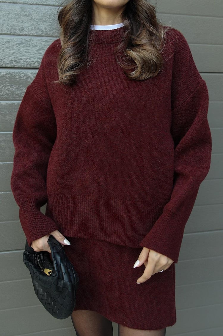 Strikset til kvinder med pullover og kort nederdel