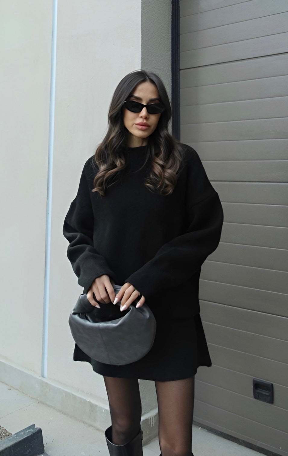 Strikset til kvinder med pullover og kort nederdel - Sort