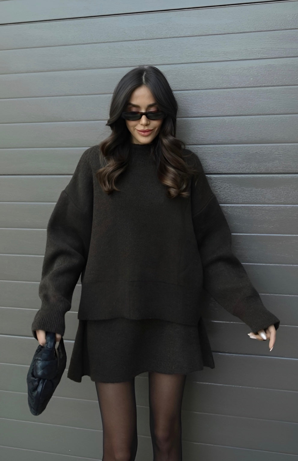 Strikset til kvinder med pullover og kort nederdel - Brun
