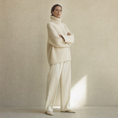 Kvinde i cremefarvet oversized ribstrik
